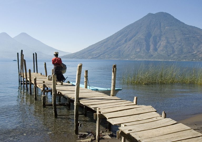 Iglesias pintorescas y paisajes típicos guatemaltecos