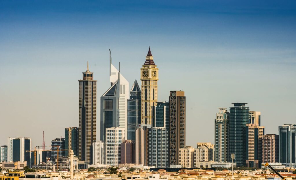 
Dubai de Plata 25-26
