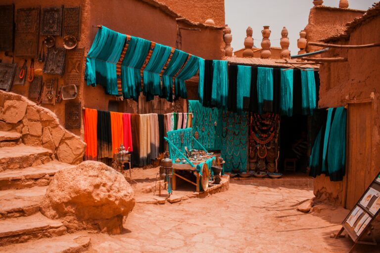 Nos permitirá conocer la cultura y las tradiciones de este pueblo .